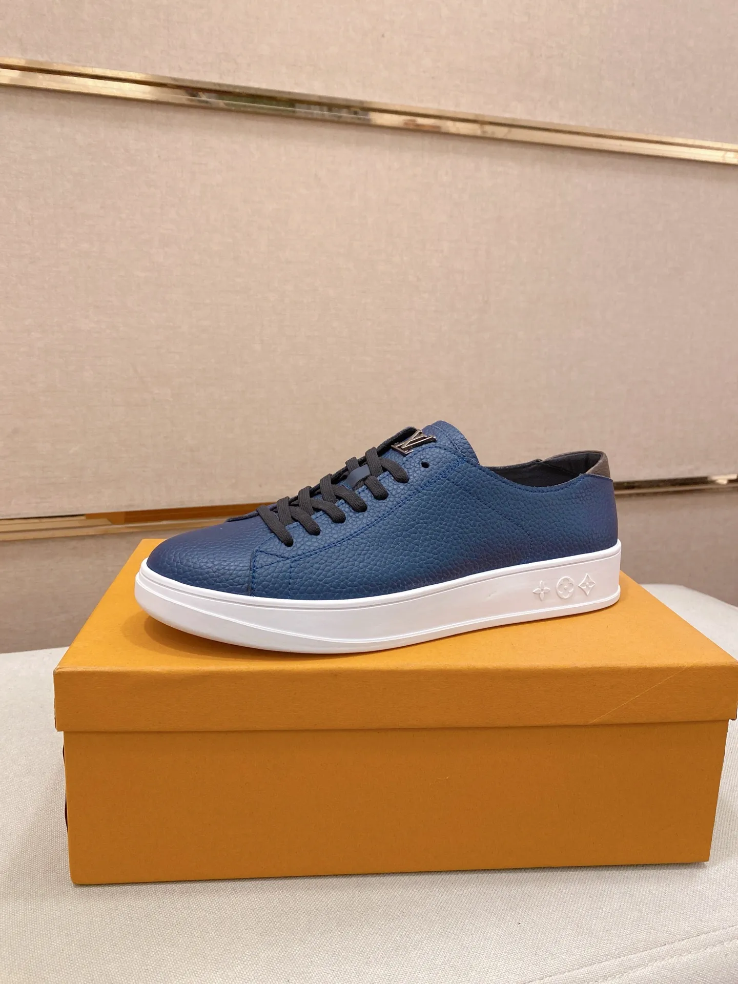 Men's shoes💰 440💰louis vuitton (Louis Vuitton/lv) top 🔍🔍 new models are on sale at the same time at the counter. The upper 🇮🇹 is imported from Italy first-layer cowhide, and the lining is fully imported sheepskin 💪💪, completely 1⃣️ to 1 ⃣️Re-engraved🇮🇹💪💪, ⚠Sole: The original sole is specially provided by the original factory, the exclusive movable molded sole is super comfortable, ⚠The original factory follows the order, 🔍🔍high quality, you can enter and exit the counter at will, welcome to compare⚠. Code number:38-44